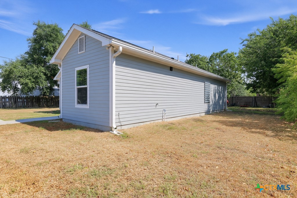 820 S Benavides Street Property Photo 4