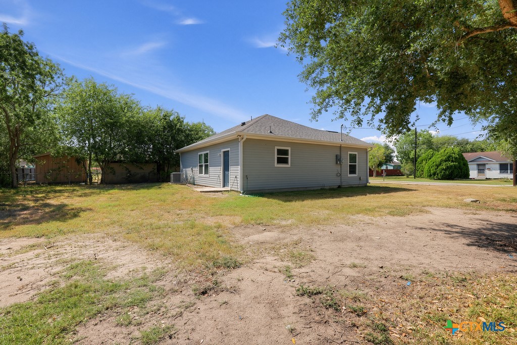 820 S Benavides Street Property Photo 5