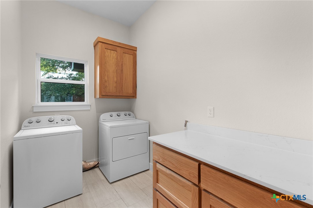 1105 W 1st Street Property Photo 28