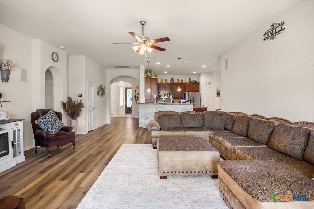 640 Cavan Property Photo 8