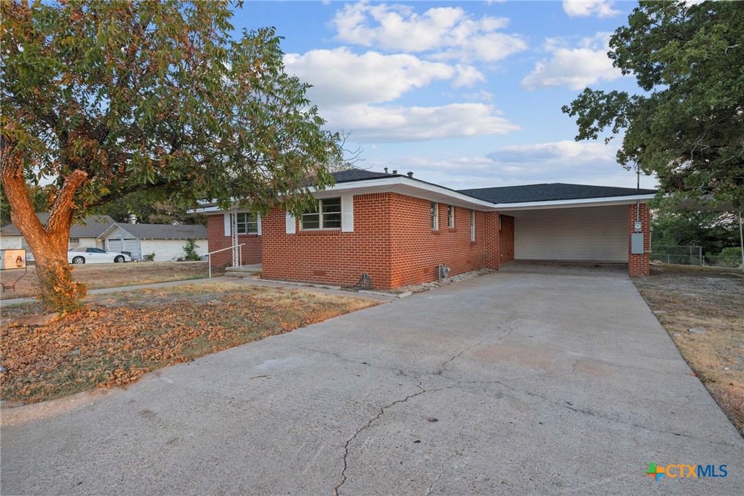 1002 College Street Property Photo 2