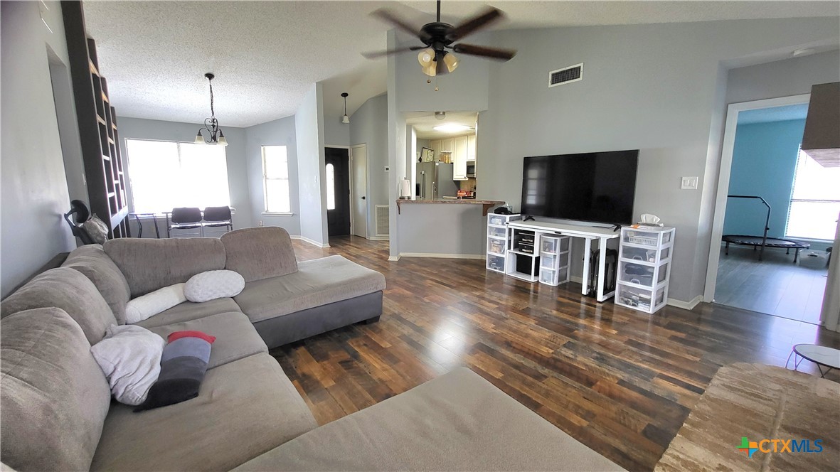 422 Kingwood Drive Property Photo 3