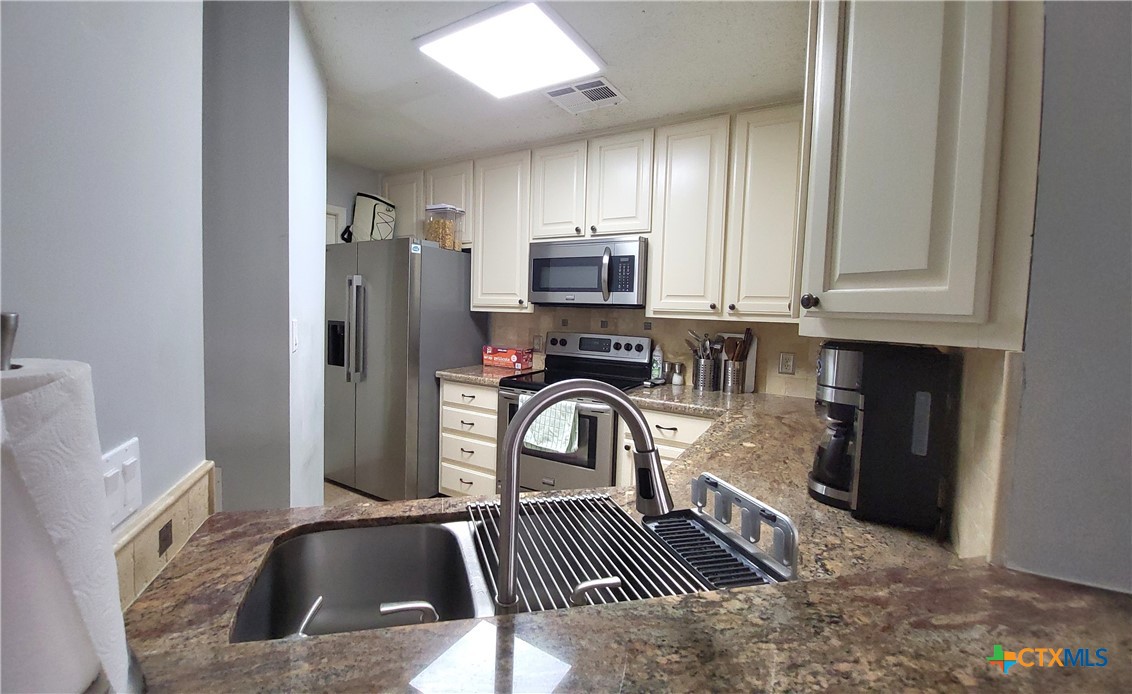 422 Kingwood Drive Property Photo 5