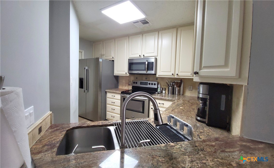 422 Kingwood Drive Property Photo 7
