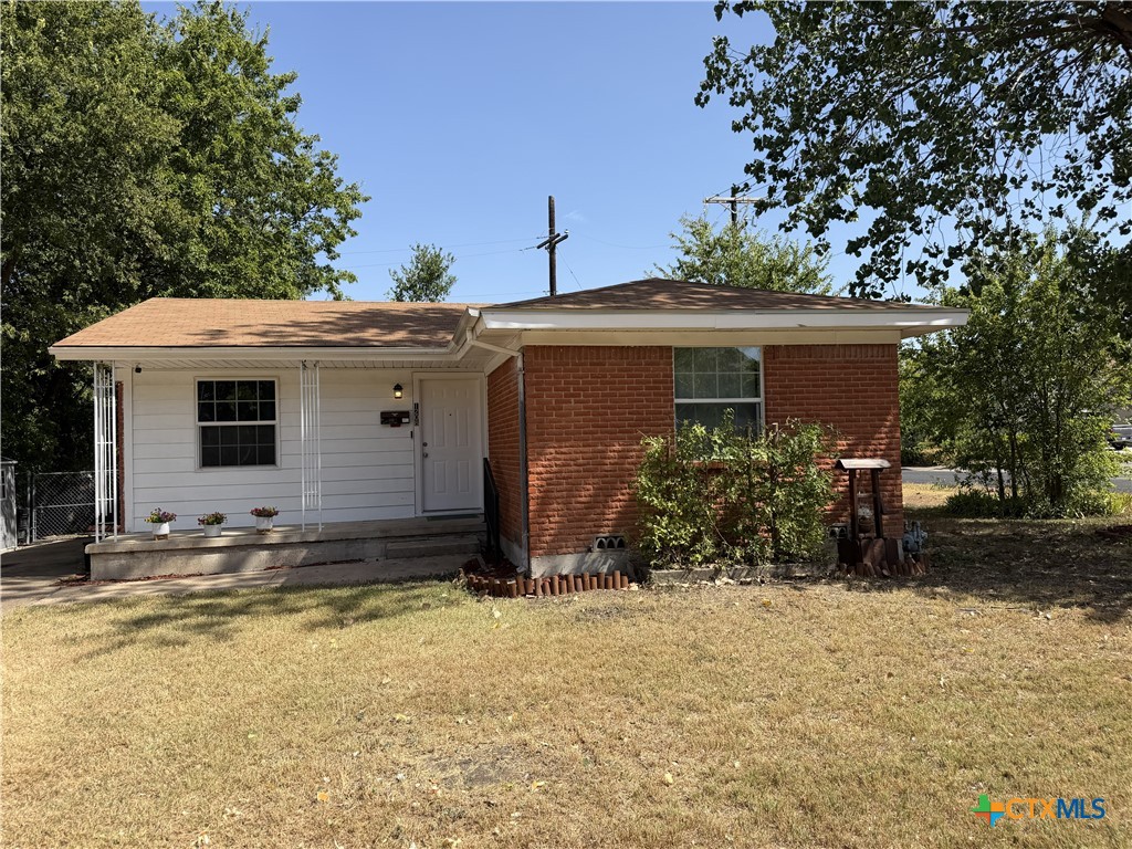1208 Yantis Street Property Photo 1