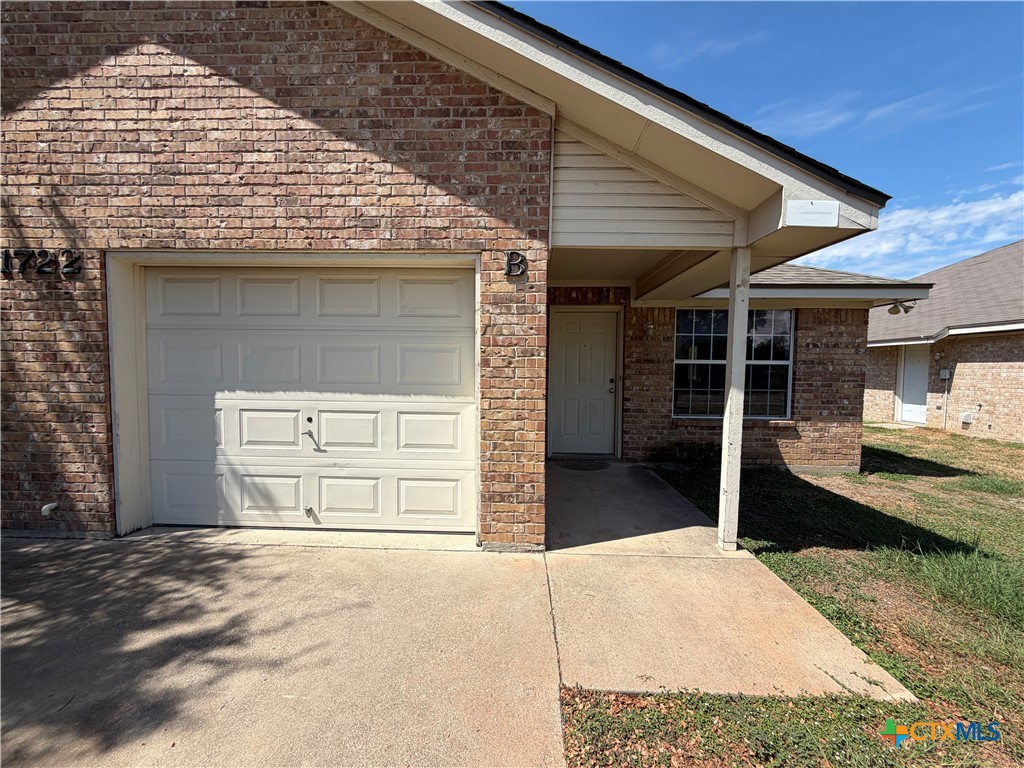 1722 Aztec Trace B Property Photo 1