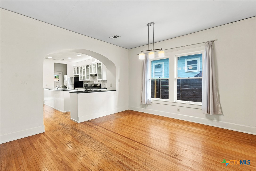 3200 Harris Park Avenue Property Photo 6