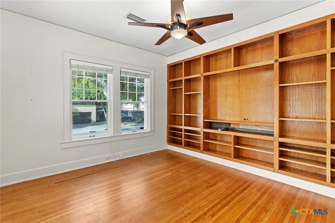 3200 Harris Park Avenue Property Photo 9