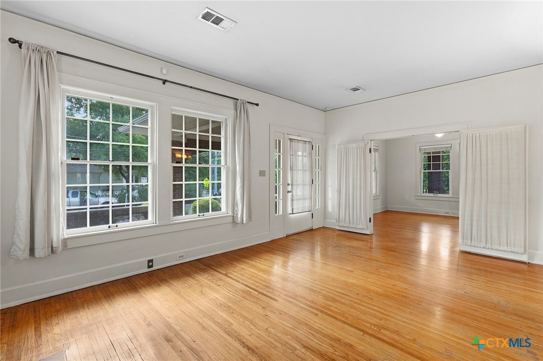 3200 Harris Park Avenue Property Photo 18