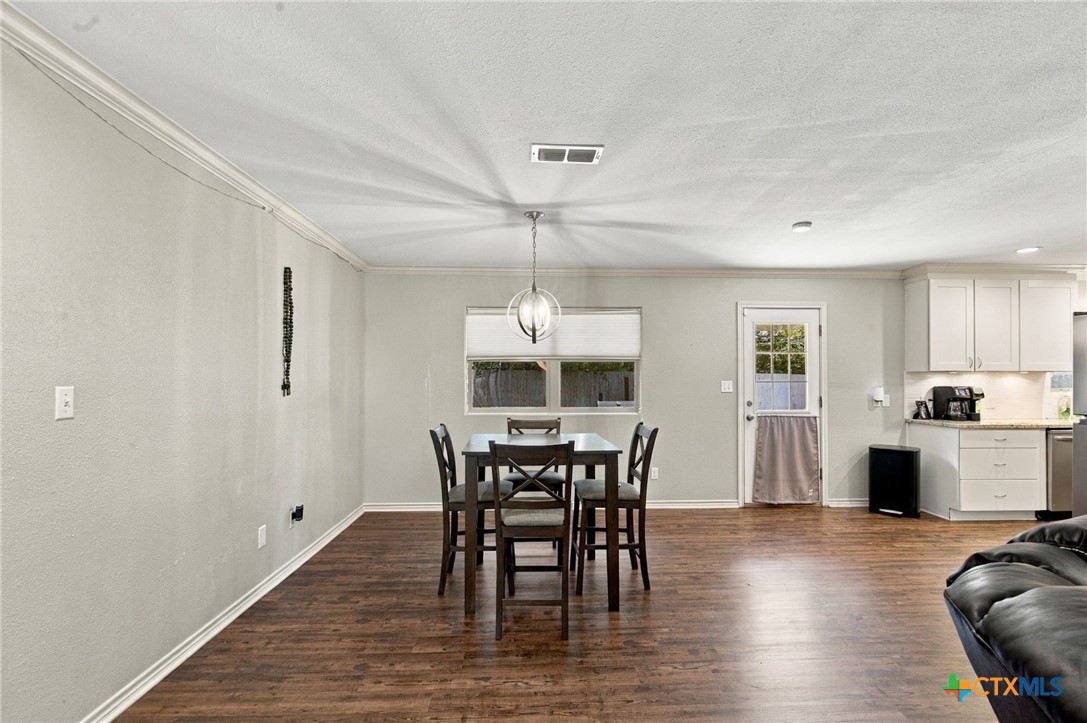 5006 Evergreen Street Property Photo 4