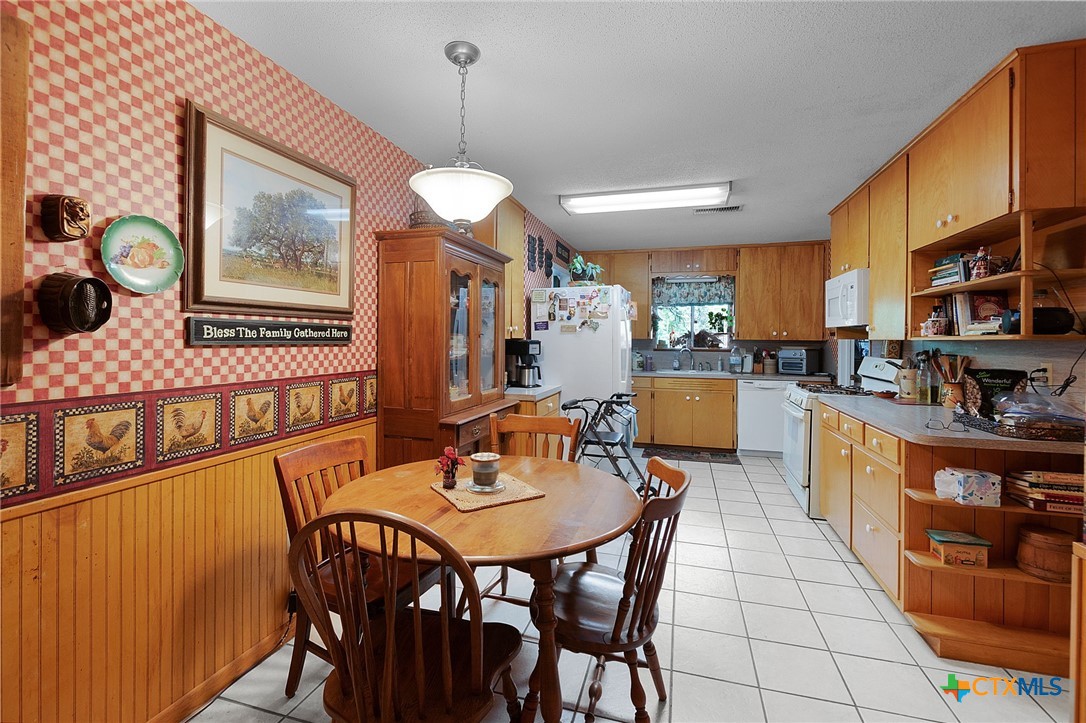 930 County Road 200 Property Photo 12