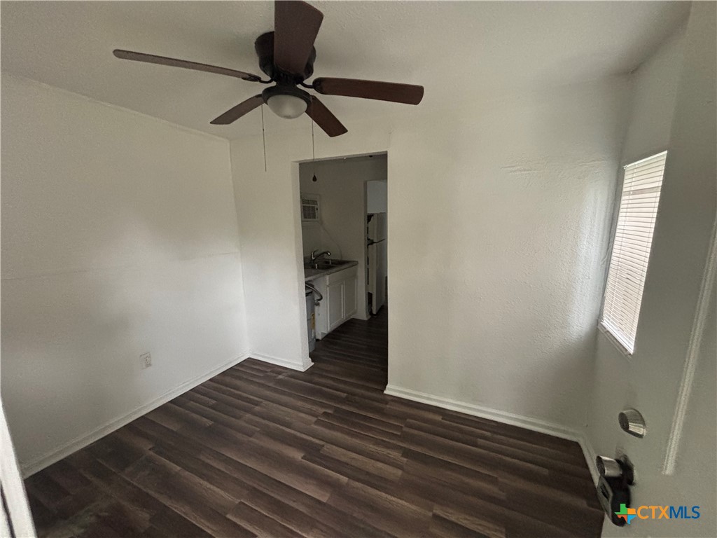 819 / 817 E Avenue A Property Photo 2