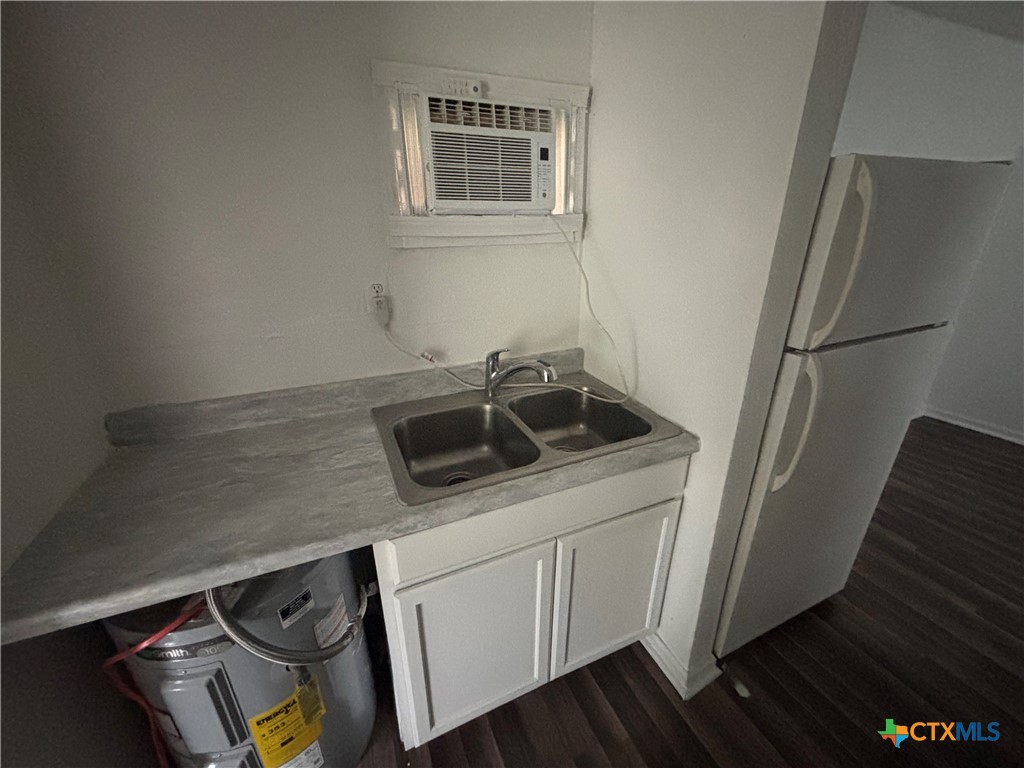 819 / 817 E Avenue A Property Photo 4