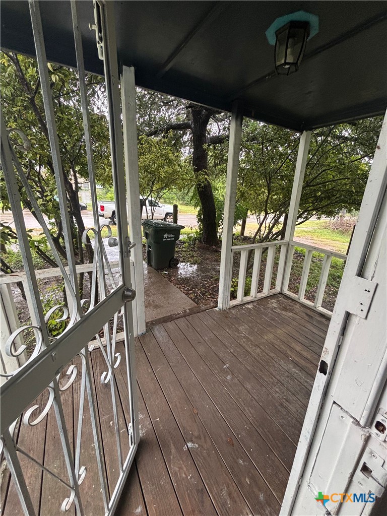 819 / 817 E Avenue A Property Photo 7