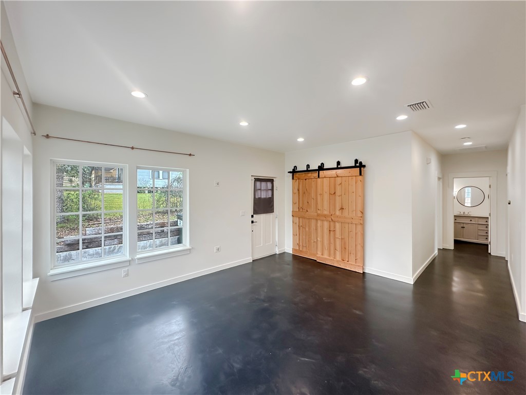 812 N Avenue B Property Photo 2