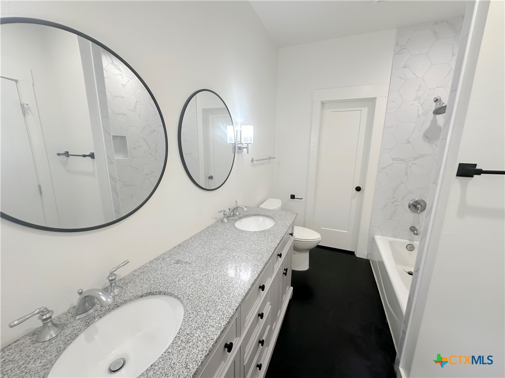 812 N Avenue B Property Photo 6