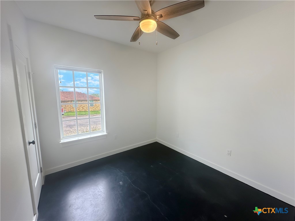 812 N Avenue B Property Photo 7