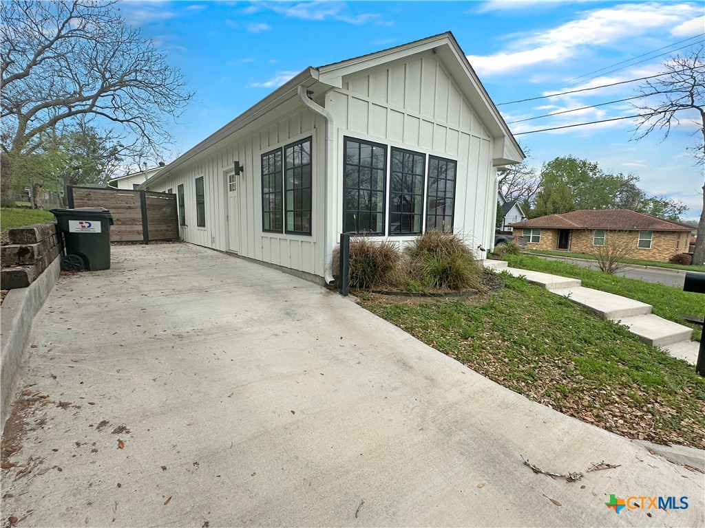 812 N Avenue B Property Photo 8