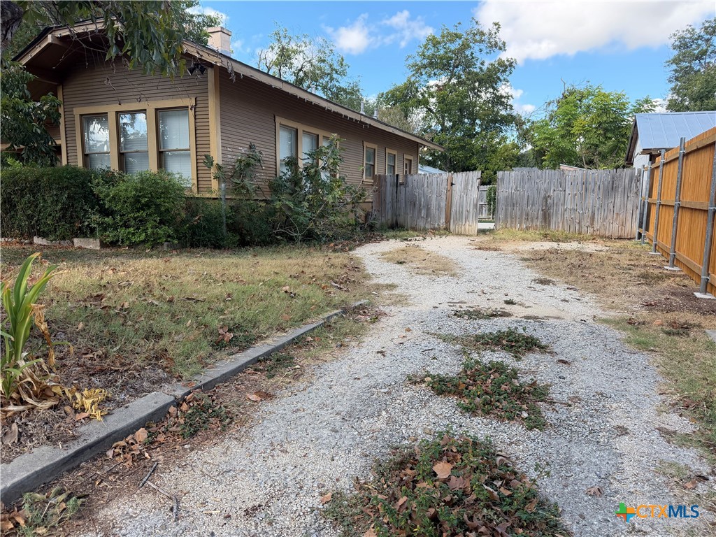 732 E College Street Property Photo 3