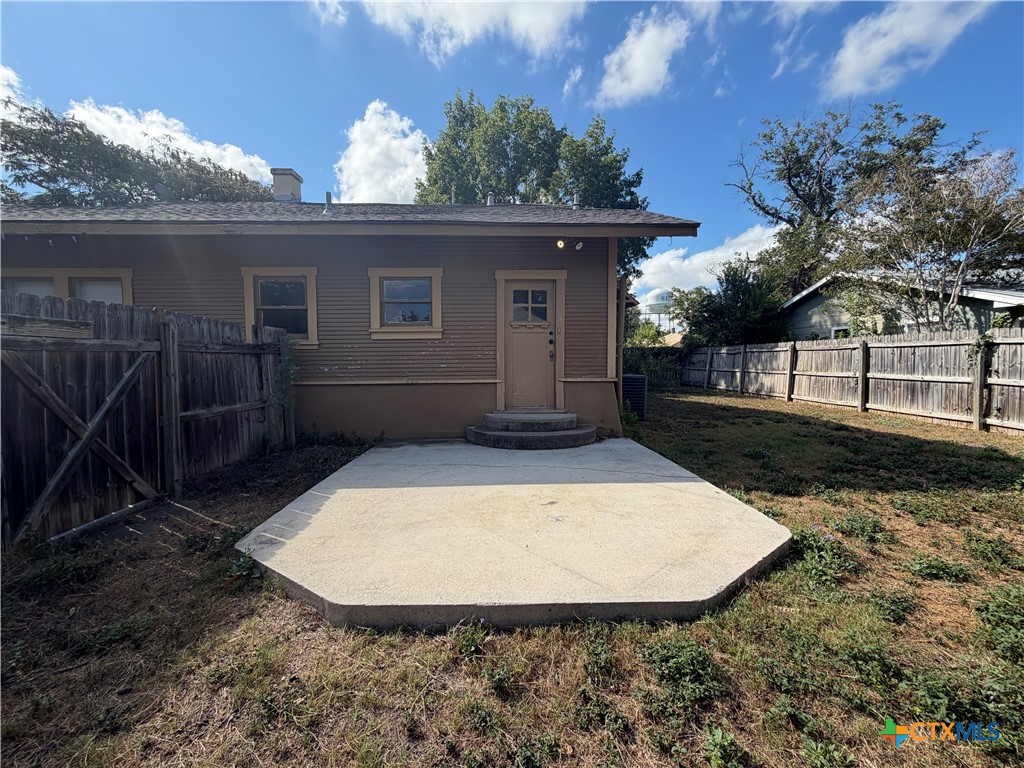 732 E College Street Property Photo 4