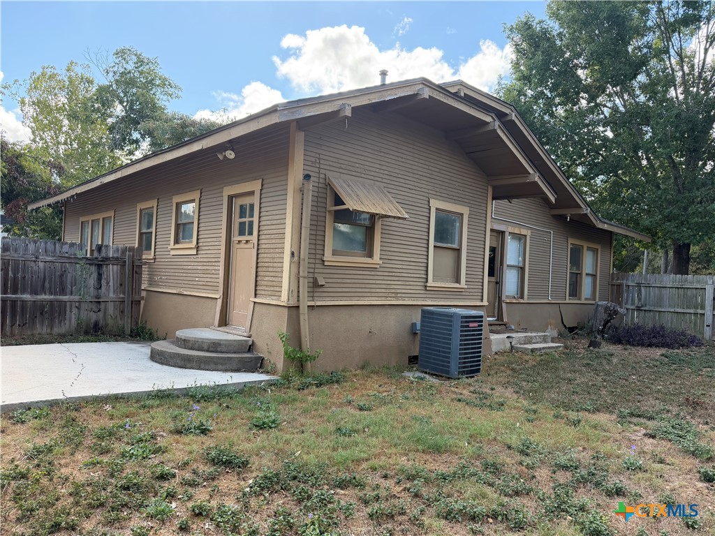 732 E College Street Property Photo 5
