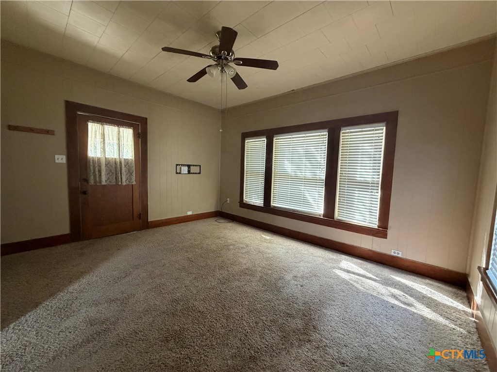 732 E College Street Property Photo 6