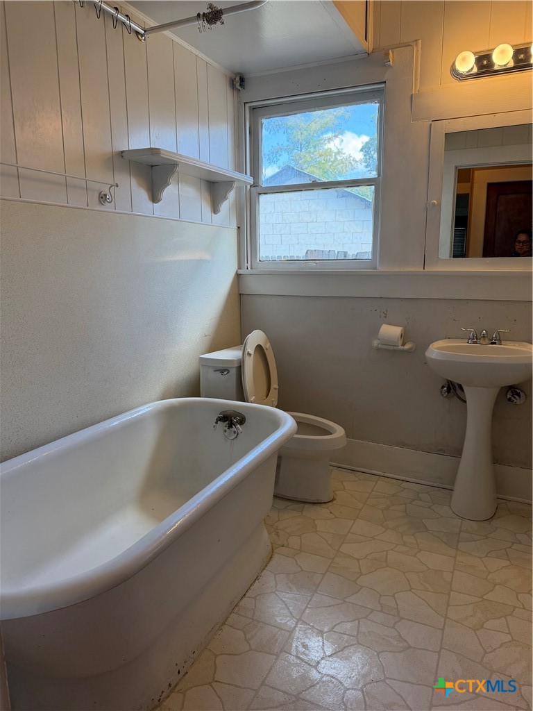 732 E College Street Property Photo 11