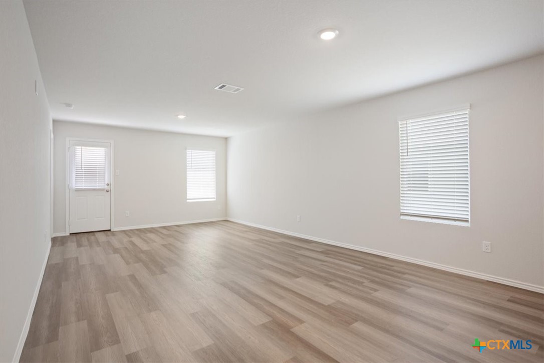 1122 Newey Circle Property Photo 6