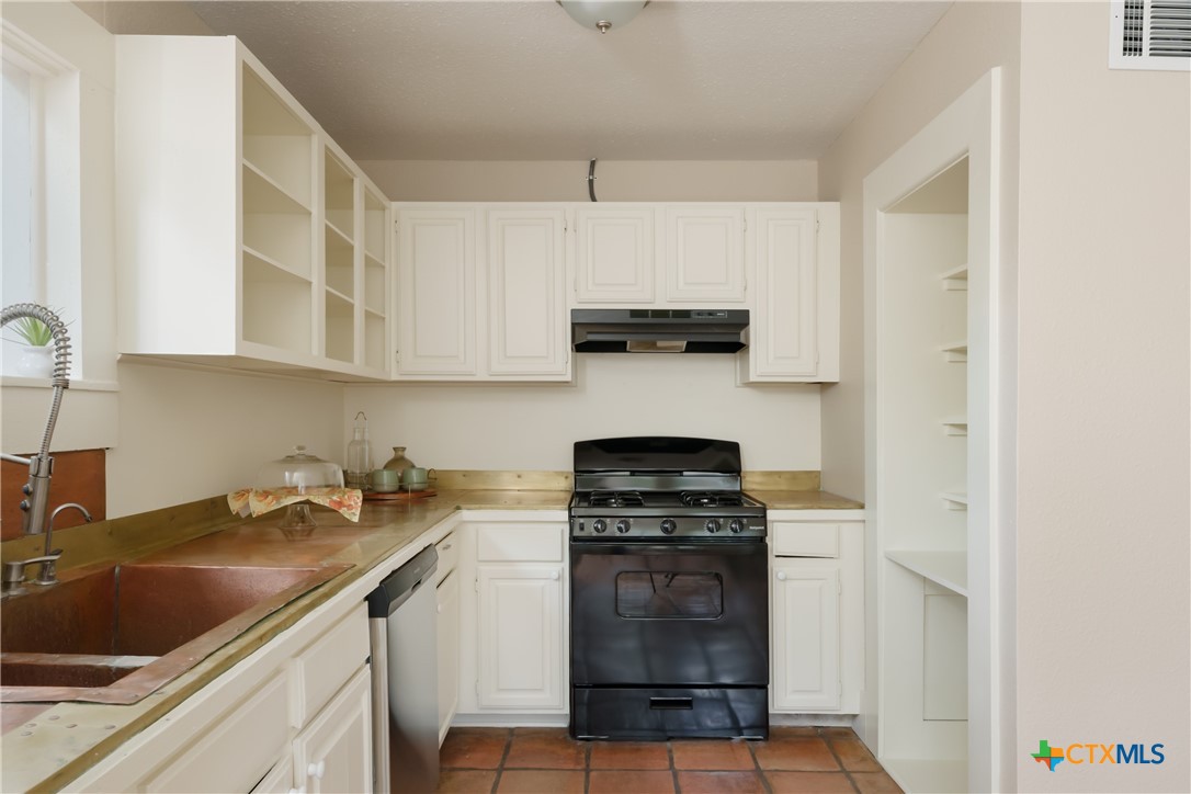 524 Lindsey Street Property Photo 13