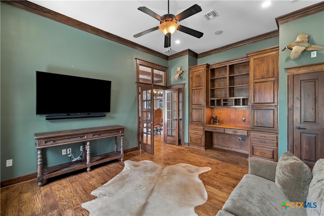 410 Iron Gate Property Photo 8