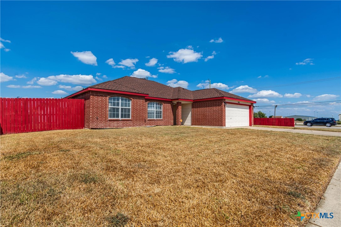 913 Gary Loop Property Photo 3
