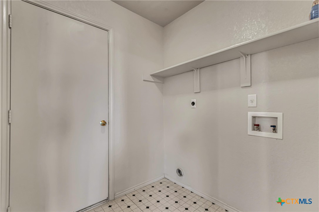 913 Gary Loop Property Photo 27