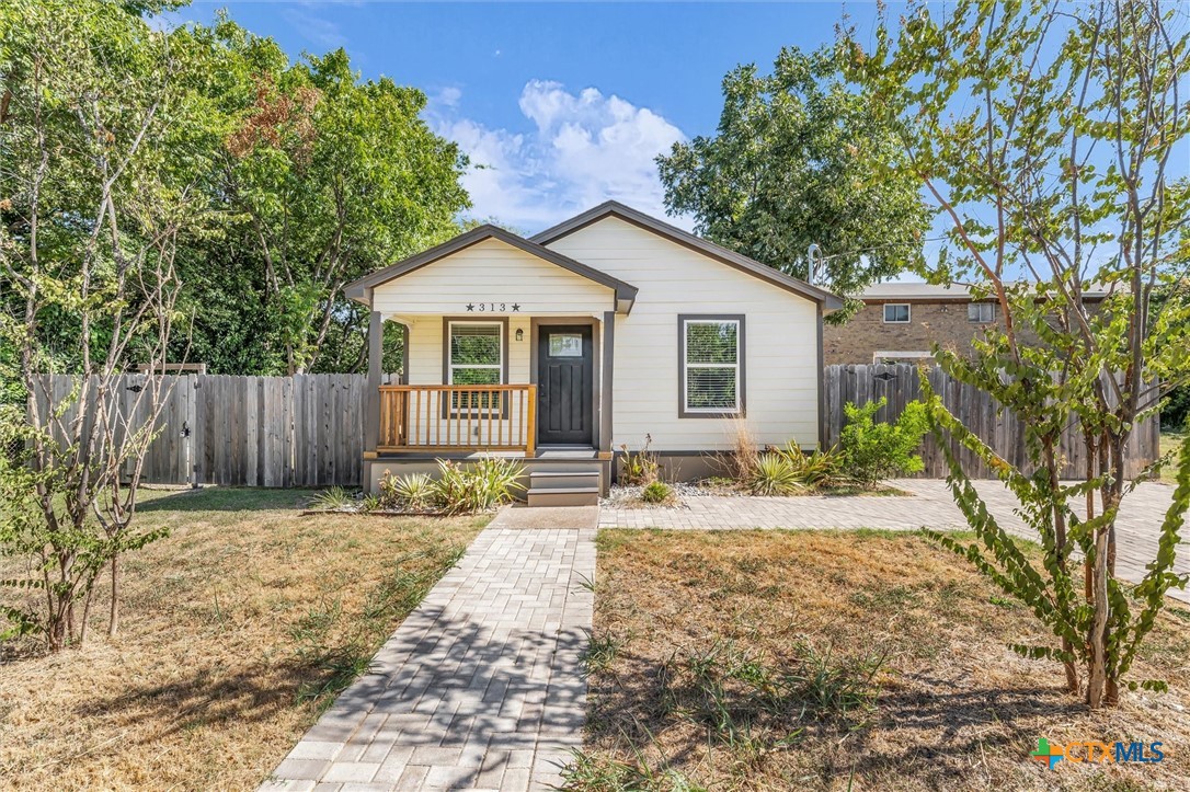 313 E Texas Avenue Property Photo 1