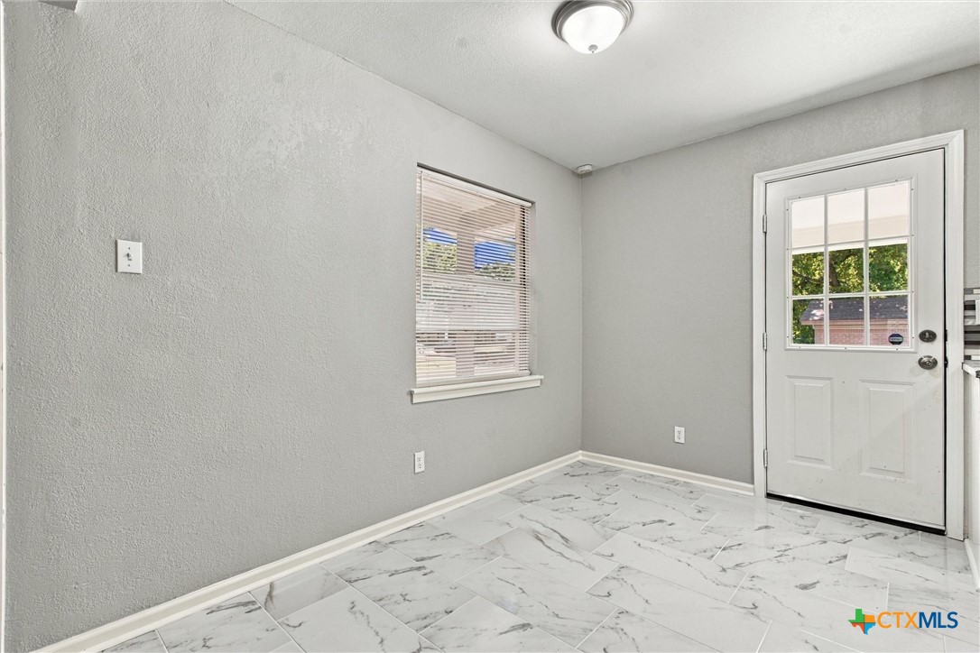 714 W Avenue Avenue Property Photo 25