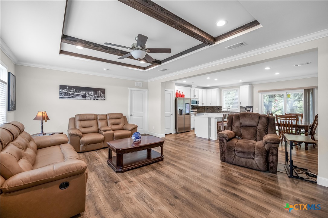838 E Oak Street Property Photo 6