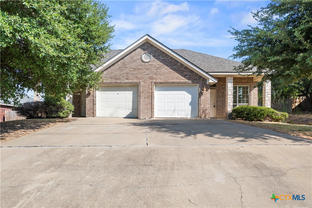 816 Twin Oaks Drive Property Photo 1