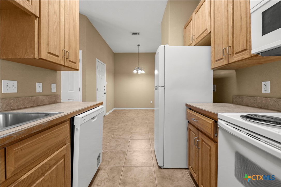 816 Twin Oaks Drive Property Photo 3
