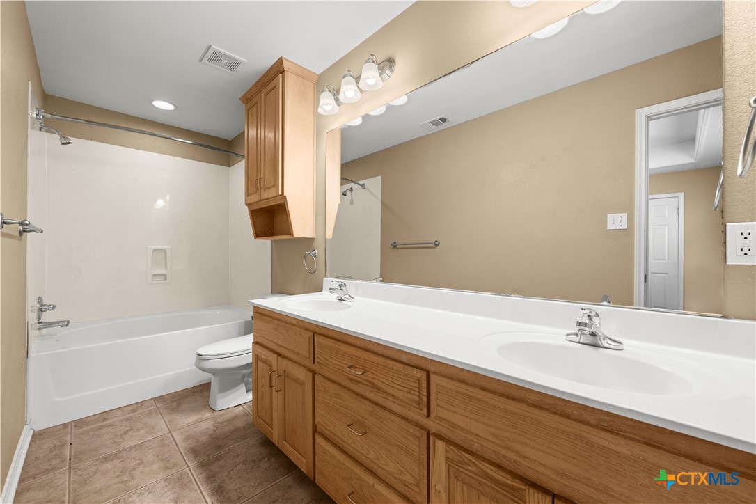 816 Twin Oaks Drive Property Photo 4