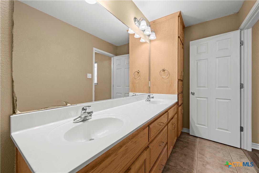 816 Twin Oaks Drive Property Photo 5