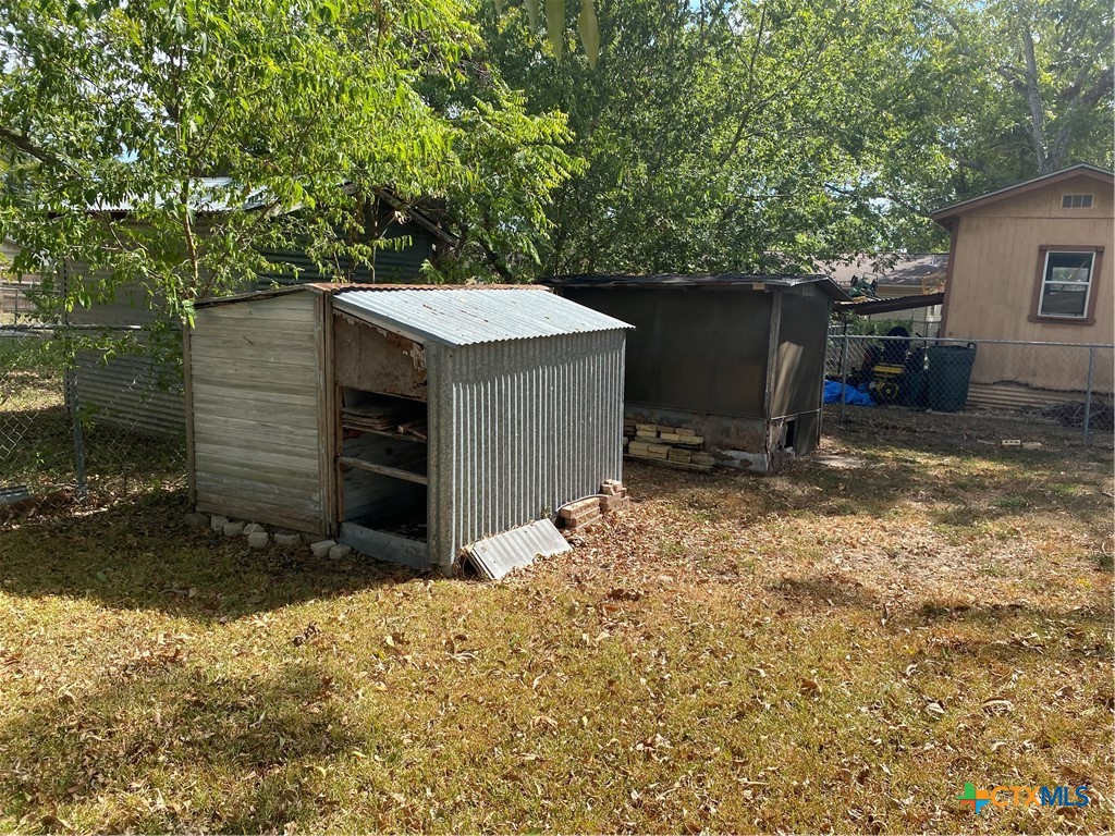 410 W 14th Street Property Photo 5