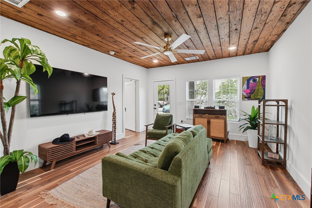 207 S Chestnut Street Property Photo 4