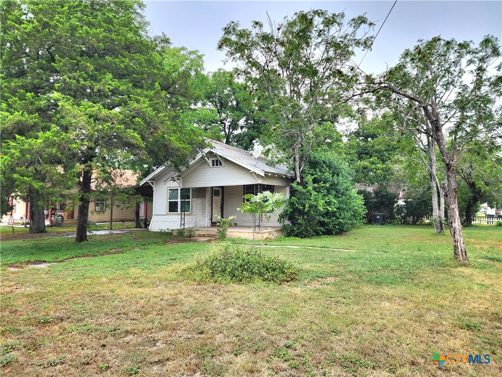 123 E Davis Street Property Photo 1
