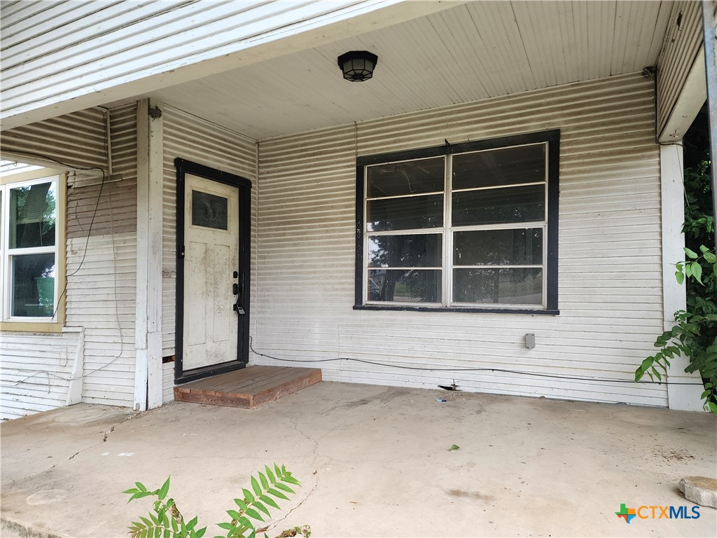 123 E Davis Street Property Photo 3