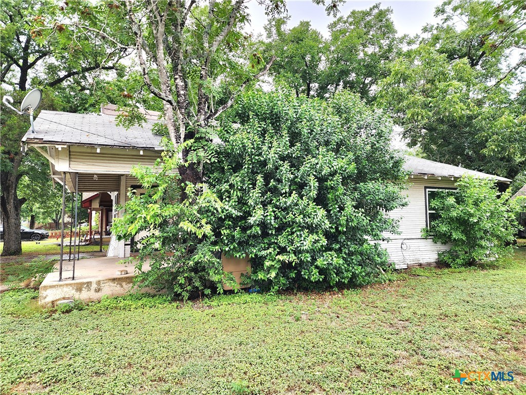 123 E Davis Street Property Photo 4