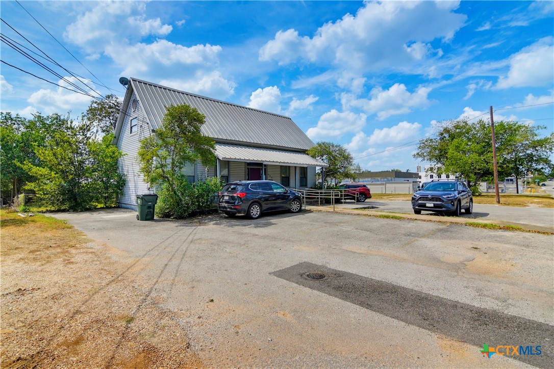 523 E Donegan Street Property Photo 3