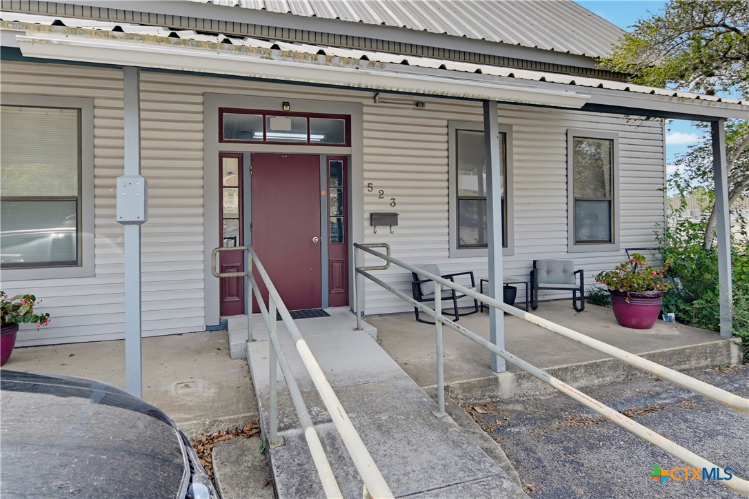 523 E Donegan Street Property Photo 4