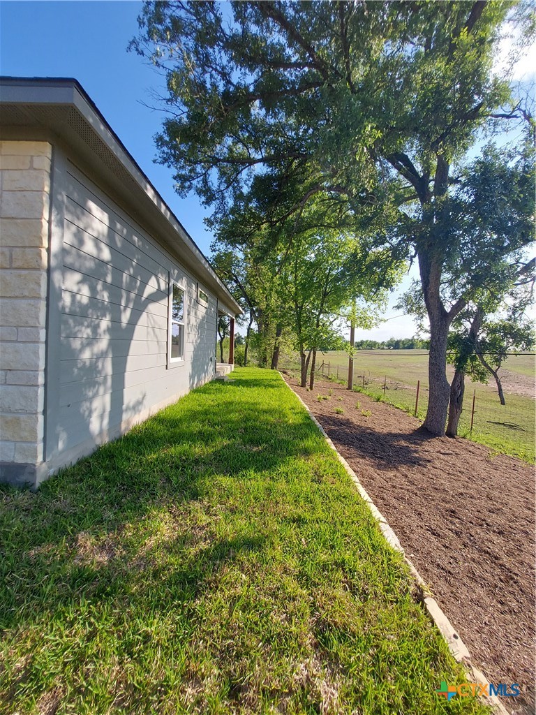 121 Spanish Oak Trail Property Photo 3