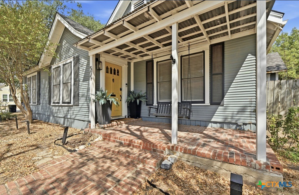 505 E Houston Street Property Photo 4