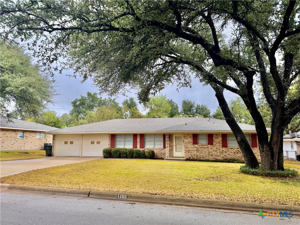 110 E Upshaw Avenue Property Photo 1