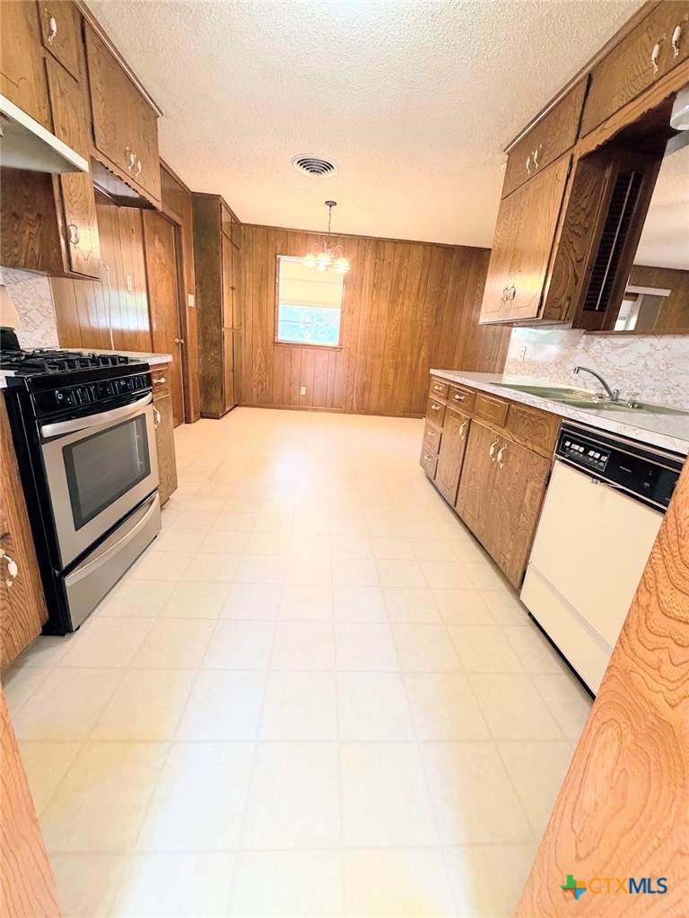 110 E Upshaw Avenue Property Photo 8